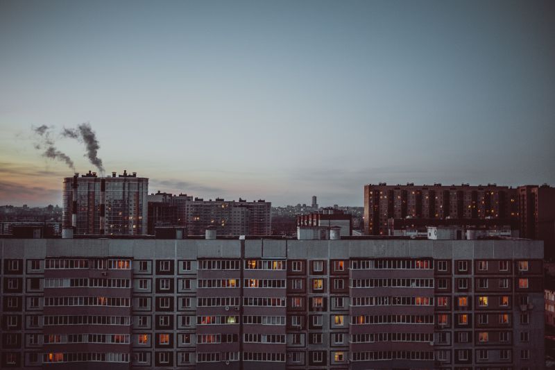Újabb rejtélyes haláleset Oroszországban: egy bíró kizuhant a lakása ablakán