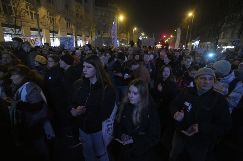 Elkeseredett tüntetők lepik el ma Budapest utcáit, több ezer embert várnak a "bosszútörvény" elleni tiltakozásra