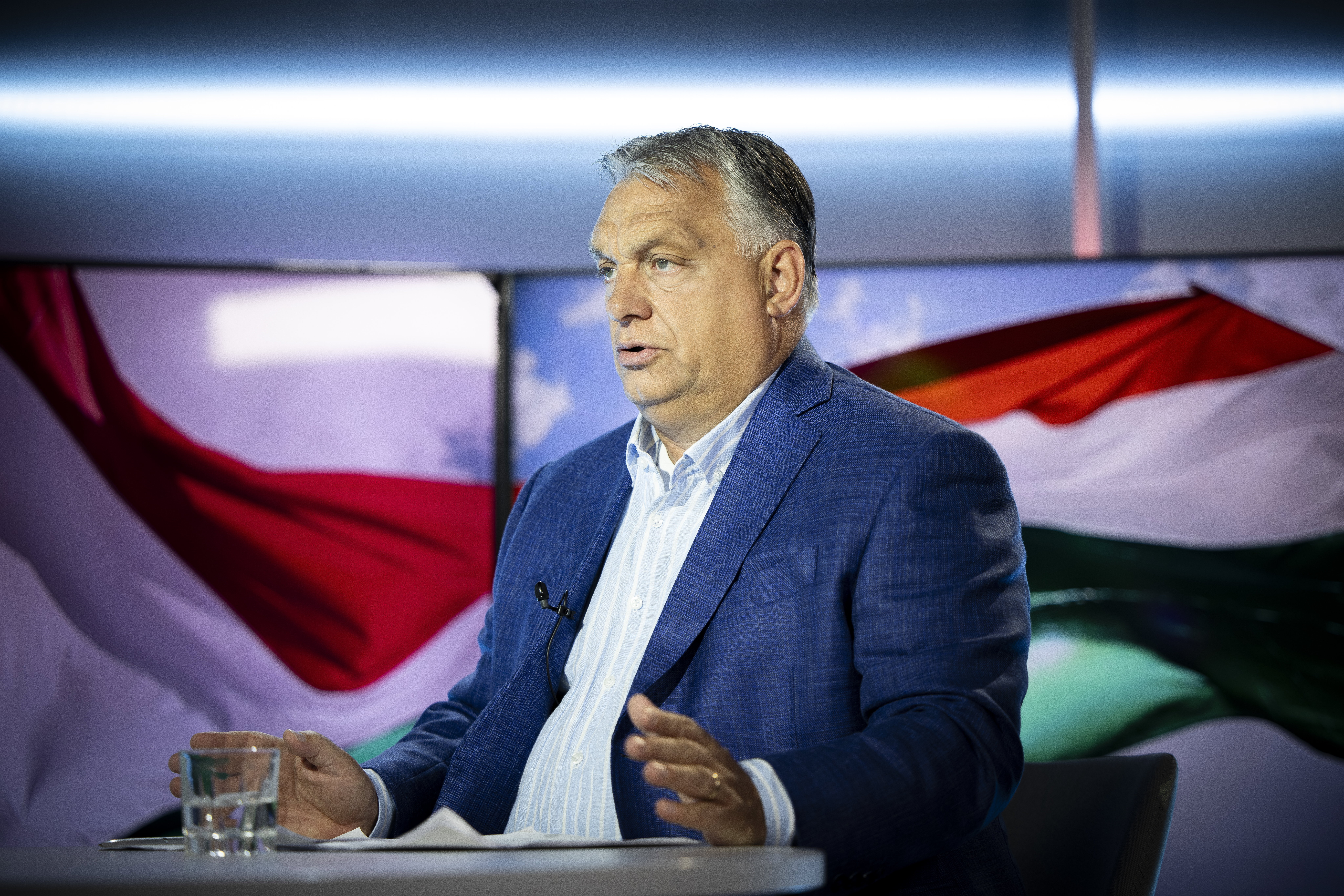 Orbán Viktor két köhögés között közölte, hogy a nyugatiak a háború folytatását akarják és az amerikaiak tudnák úgy alakítani, hogy már holnap reggel béke legyen