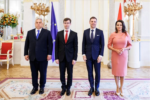 Novák Katalin átadta a miniszteri kinevezéseket a Sándor-palotában