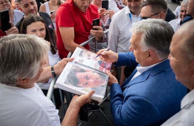 Orbán a tusványosi táborban még nem mutatkozott az idén, helyette meccsnézéssel lazít a beszéde előtt – Ide ugrott el szurkolni