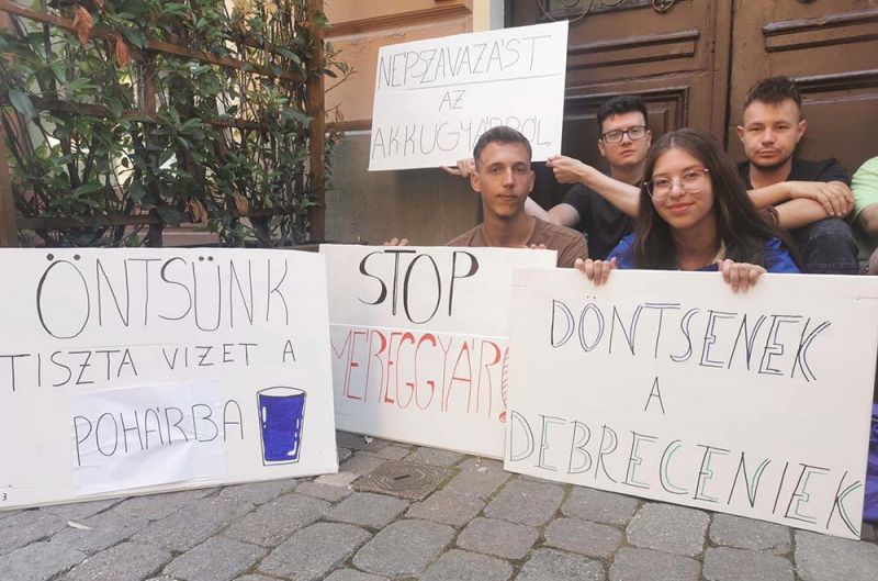 Blokád alatt a debreceni Polgármesteri Hivatal – „Ha rajtunk múlik, az akkumulátorgyárak nem kezdhetik meg az üzemeltetést”