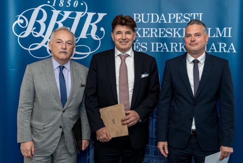 „Főváros gazdaságáért" díjban részesült dr. Sára Botond és Hernádi Zsolt