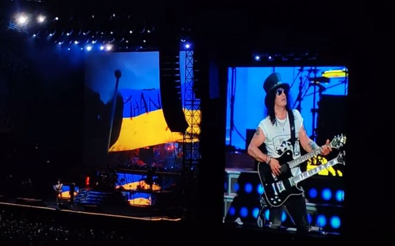 Kiállt Ukrajna mellett budapesti koncertjén a Guns N’ Roses, a kormánymédia támadásba lendült