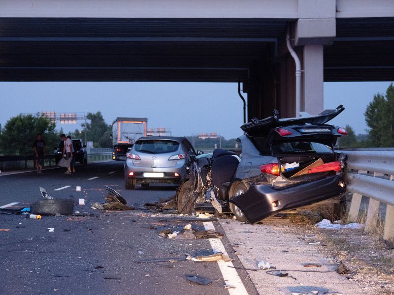 Halálos baleset történt az M9-es úton – szinte semmi sem maradt az egyik autóból