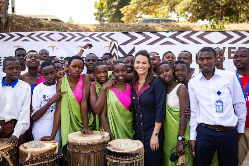Megható, ahogy magyar népdalt énekelnek Novák Katalinnak a ruandai diákok – Videó