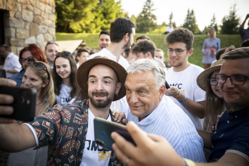 Orbán Viktor a fideszes elitképző erdélyi központjába látogatott, a fiatalok odáig voltak érte