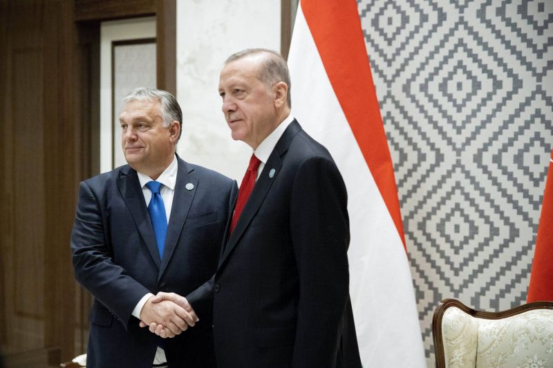 Erdogan támogatja a svéd NATO-csatlakozást, ami hirtelen már az Orbán-kormánynak is tetszik