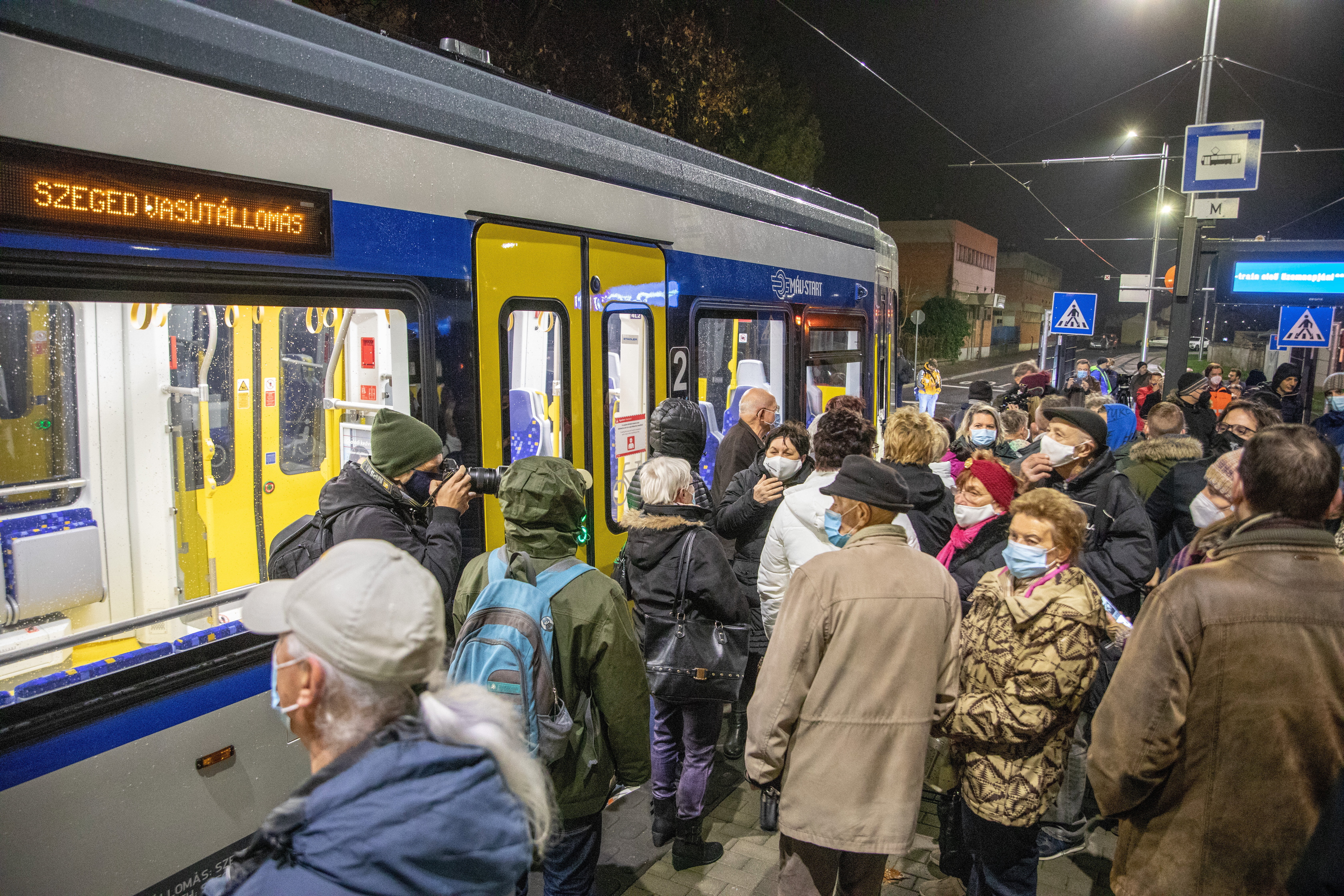 A tram-train gyártó cég mérnökének autójába ütközött egy vasútvillamos Szegeden