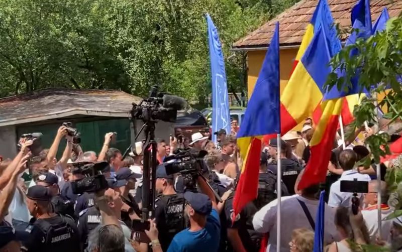 Kis híján összeverekedtek a román nacionalistákkal Orbán Viktor hívei Tusványoson