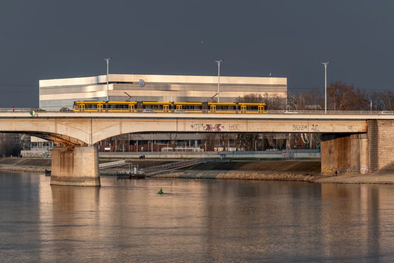 Fénysorompókat helyeztek el az Árpád hídon
