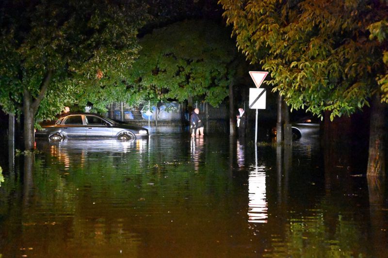 Az egész ország elesett a viharban: Van, ahol csónakkal mentik az embereket a villámárvíz pusztítása elől, kórházban, múzeumban, lakóházakban is károkat okozott az özönvíz 