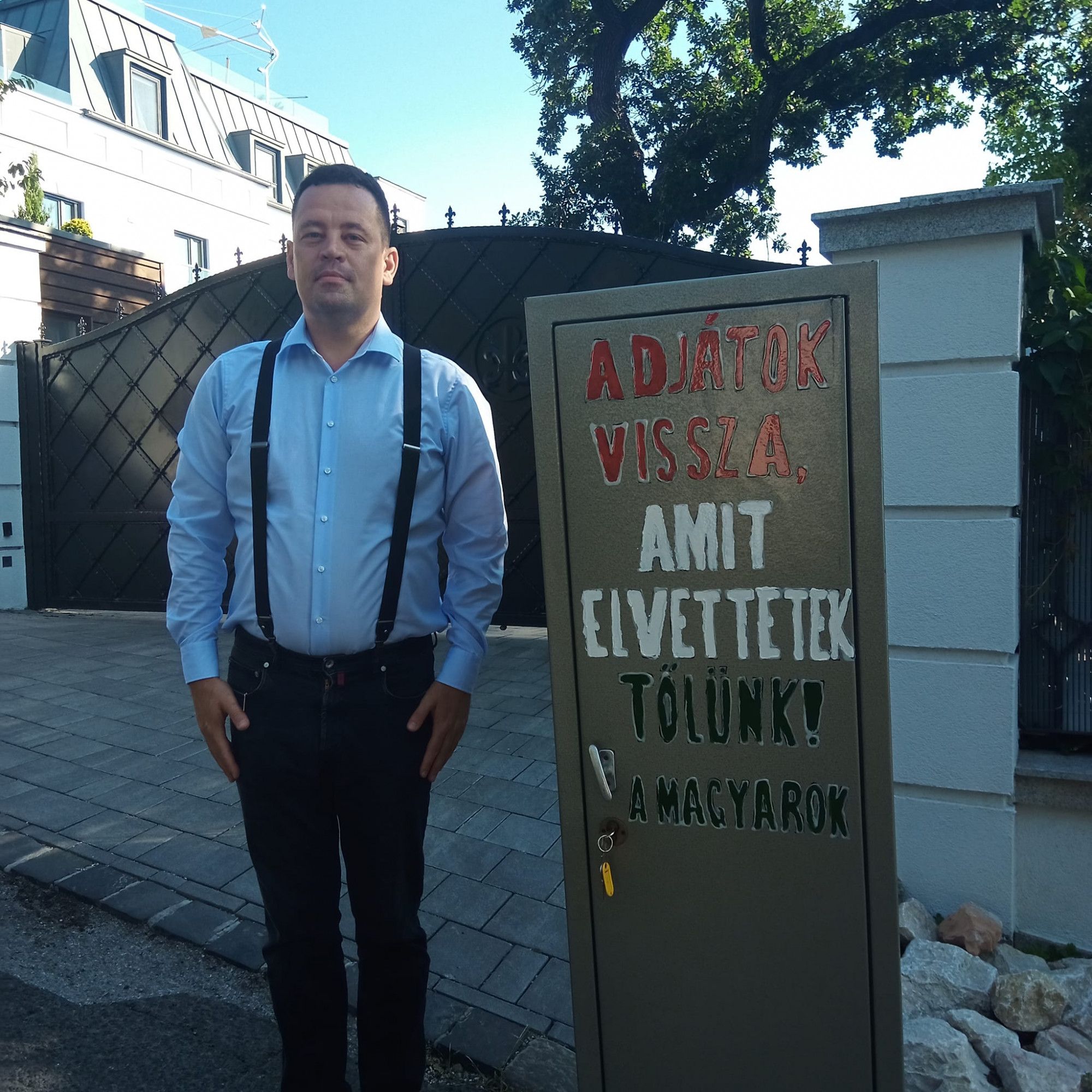 Emberméretű páncélszekrényt állítottak Mészáros Lőrinc budai villája elé, ezzel a felirattal: "Adjátok vissza, amit elvettetek tőlünk"