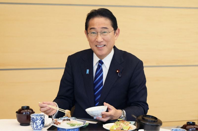 Fukusimánál fogott halat evett a japán miniszterelnök, hogy megmutassa, szerinte tényleg nincsen mitől félni