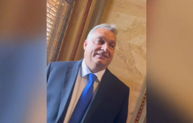 "Orbán idiótán röhörészve rókázott", de Hadházy komolyra fordította a szót: ez a hivatalos válasz a miniszterelnök extra vakációjának költségeire