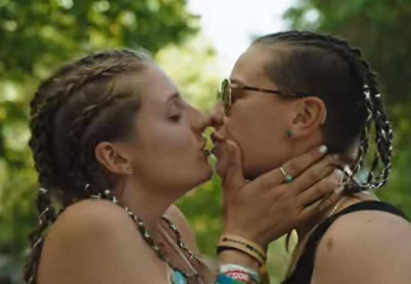 Rétvári Bence csókolózó lányok miatt került idegállapotba