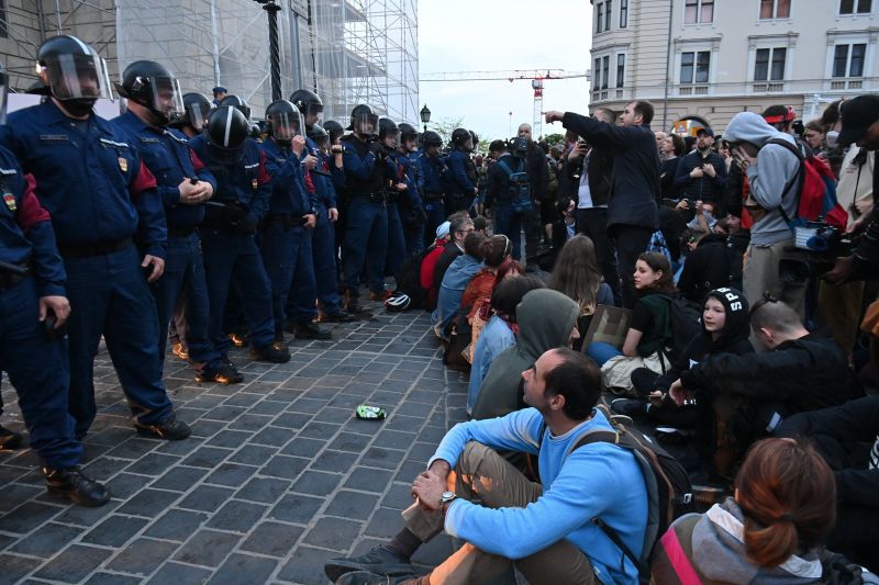 Gajdics Ottó óva inti a tüntetésre készülő fiatalokat a "mocskos Fidesz" skandálásától