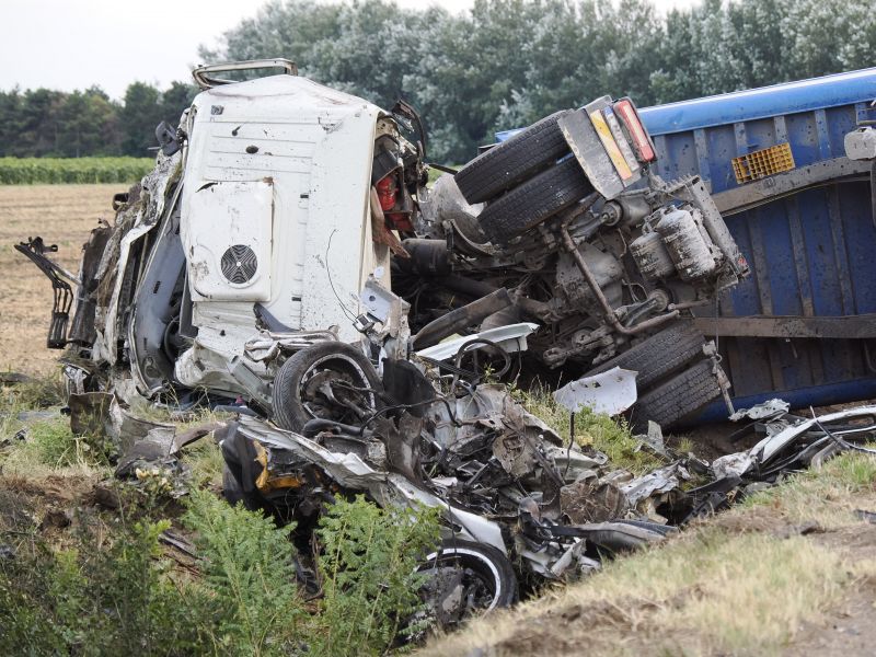 Három ember halt meg péntek esti balesetekben a magyar utakon