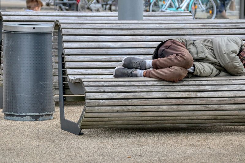 „Szégyellheti magát az önkormányzat, hogy ilyet csinál velem” – Indoklás nélkül szüntették meg a hajléktalanellátást Derecskén