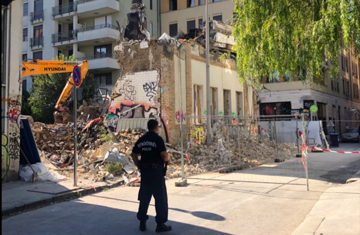 Betondarab hullott alá egy budapesti épületről, egy turista megsérült