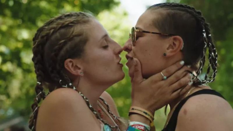 Leszbikus csókjelenet miatt jelentették fel a Szigetet