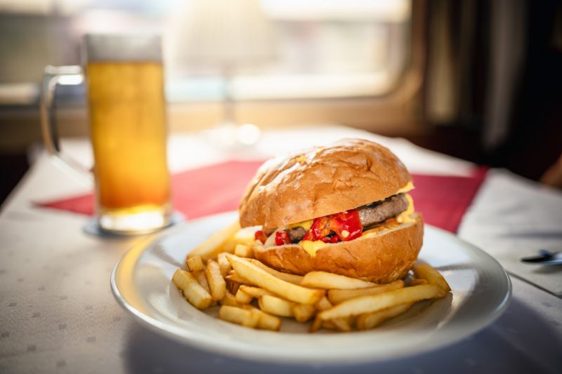 Erre büszke a MÁV: Rengeteg hamburgert és sört adtak el a balatoni járatokon