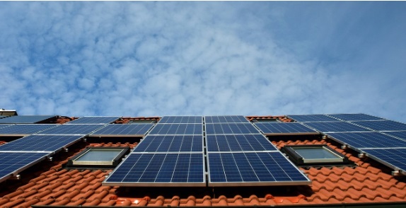 Hatalmasat rúg a napelemet telepítő családokba a fideszes kormány