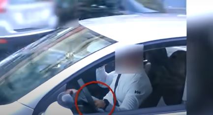A kormány mögött nem ült senki, az anyósülésről vezetett a budapesti autósoktató telefonálás közben – videó 
