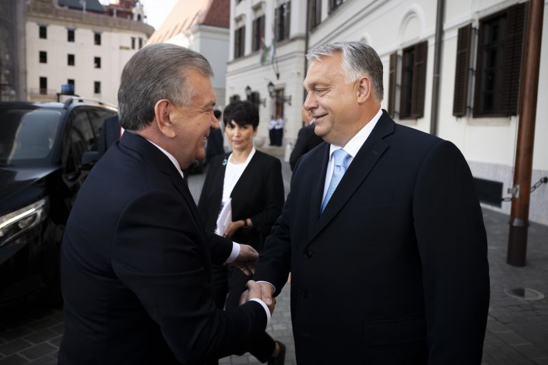 Orbán Viktor kolostorában gratulált az üzbég elnök 87 százalékos választási "győzelméhez"