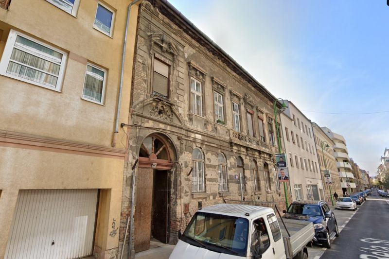 Megmentik a lakatlan házat: Bontás helyett szociális lakásokat épít Ferencváros egy 130 éves épületben