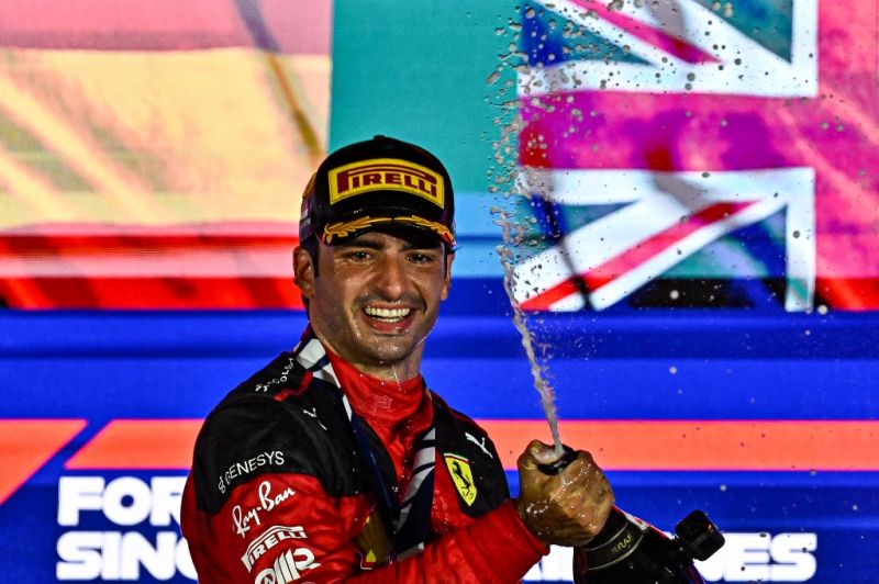 Carlos Sainz rajt-cél győzelmet aratott a szingapúri villanyfényes futamon