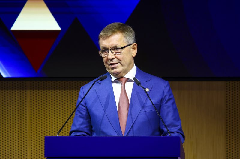 Varga Mihály újabb szigorításokat jelentett be, Matolcsy György a kormányt kritizálta Egerben