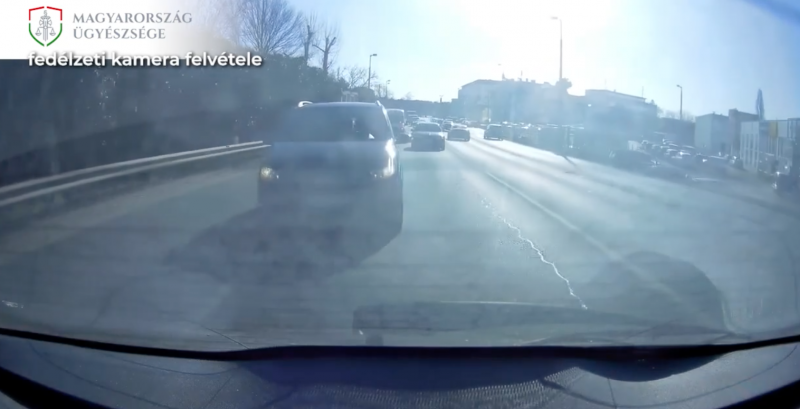 Győrben egy 50 éves férfi szándékosan nekiment az előtte haladó autónak, mert az nem engedte besorolni