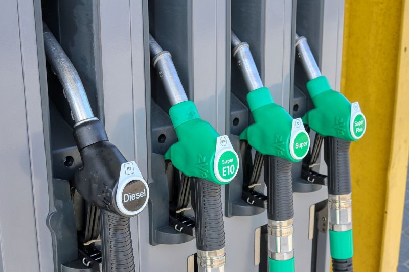 Elszálltak az üzemanyagárak, a januári adóemelés után literenként 700 forintba is kerülhet tankolni