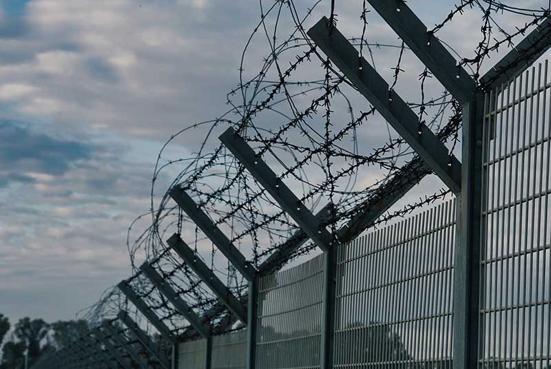 Négy börtönőr életveszélyesen bántalmazott egy rabot – Már őrizetbe is vették őket
