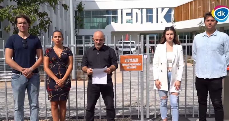 "Takarítsák el az Orbán-idézeteket!" Lefóliázták a csepeli középiskola bejáratát