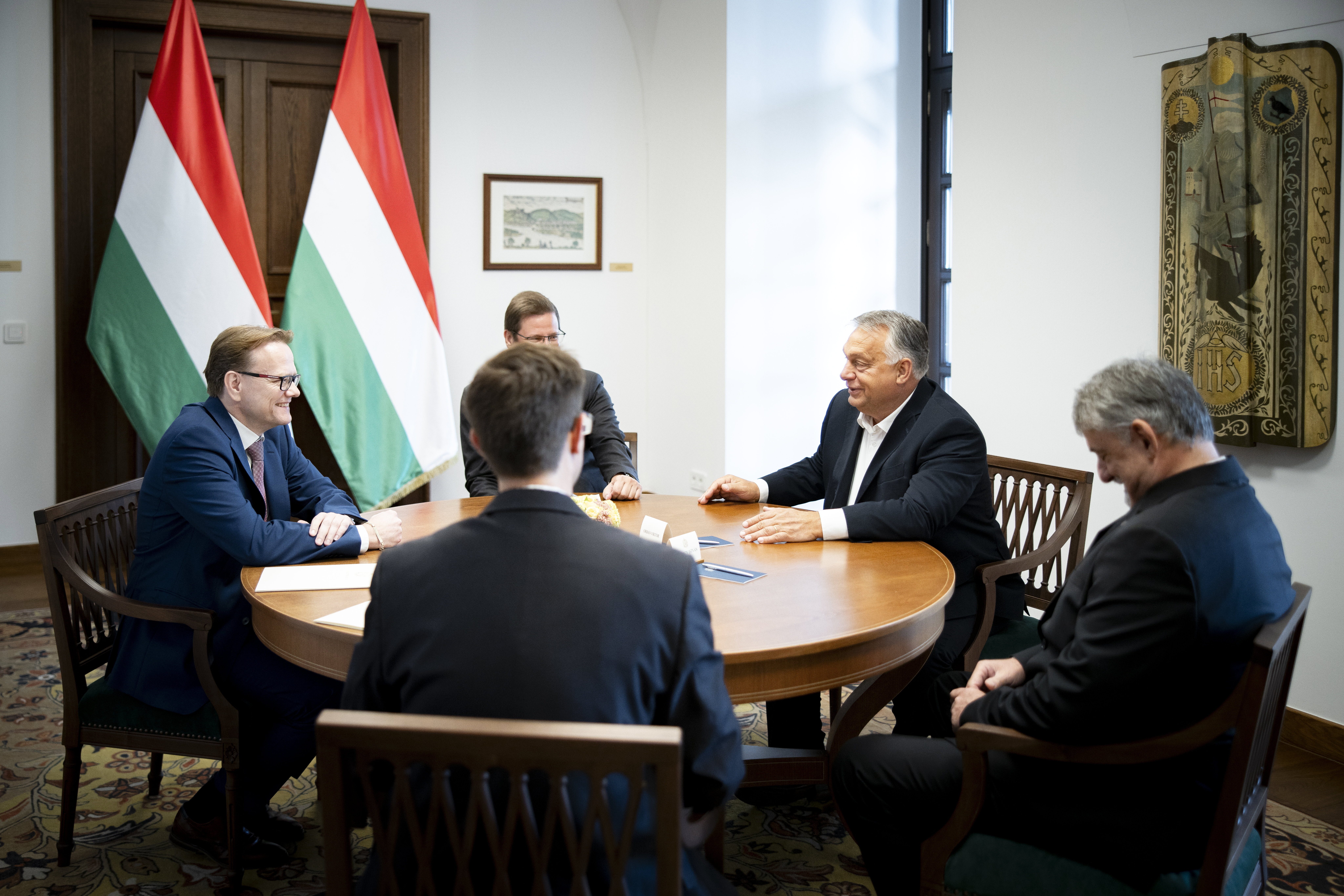 Orbán Viktor jó hangulatban tartott megbeszélést az új főispánoknak