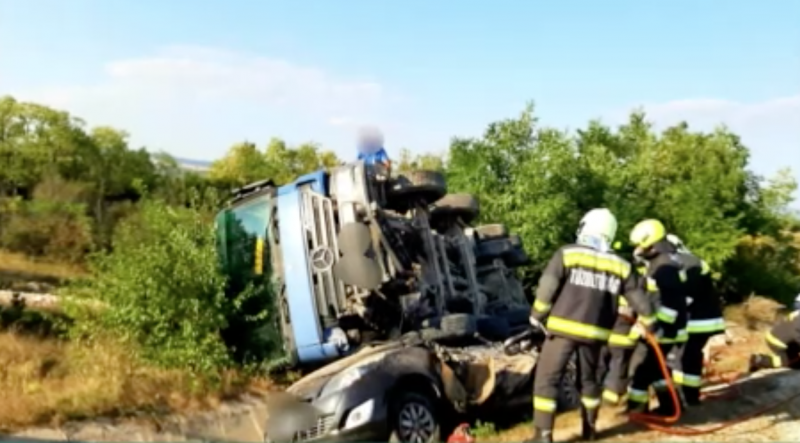 Tragikus baleset Veszprém közelében: Teherautó rohant az út szélén veszteglő autóba, egy ember életét vesztette