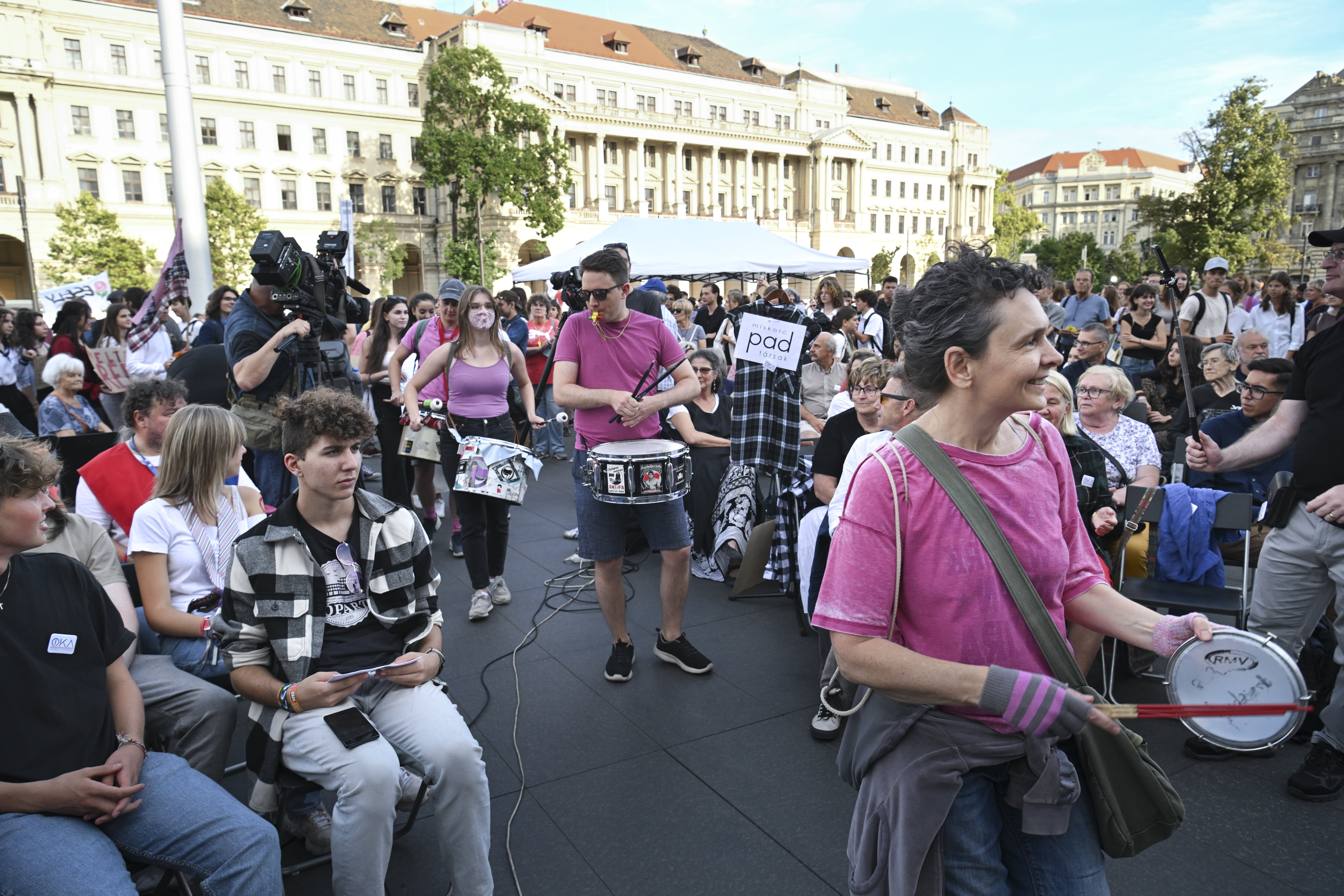 "Hagyják békén a tanárainkat!" – ennyi tüntetőt sikerült összehívni a Kossuth térre pénteken