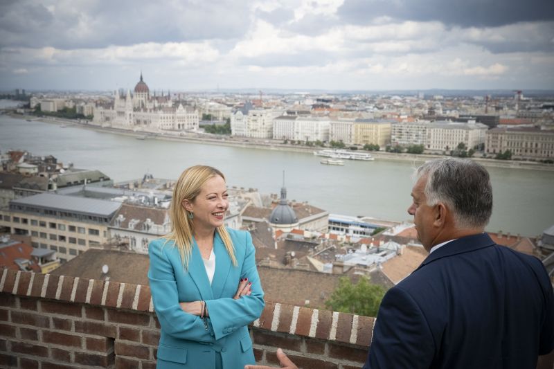 Orbán közeli barátja most lépett: Giorgia Meloni missziót indít a migránsok ellen
