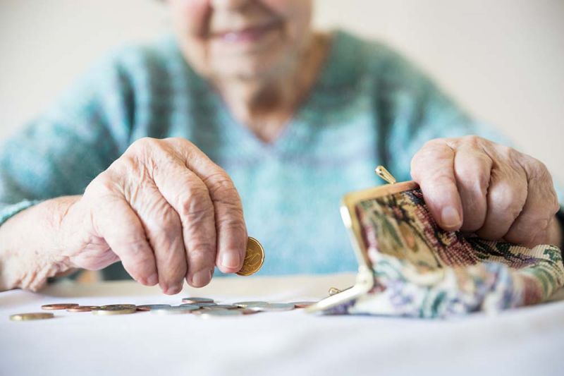 Hivatalos: ennyi pénz ütheti novemberben a nyugdíjasok markát a nyugdíjemelés során