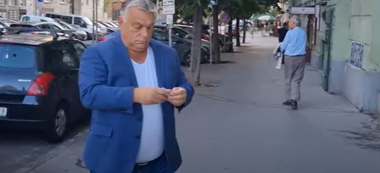 Orbán Viktor elővett egy adag készpénzt az utcán, számolgatta, majd besétált egy ferencvárosi házba – videó