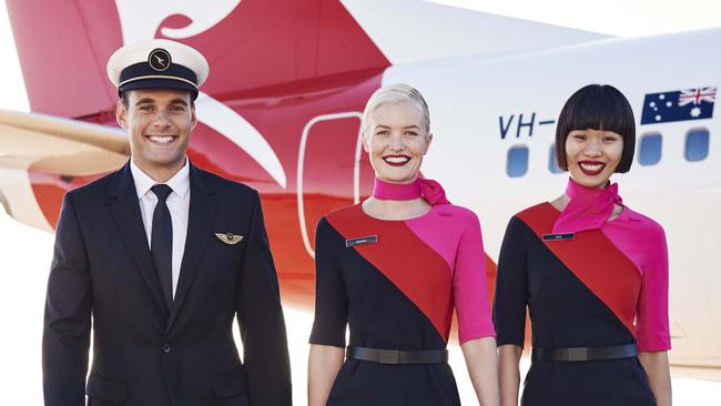 Az MTI-t szidó TV2-ős híradós a Qantas légitársaság stewardess-egyenruháját viselte a bakikkal teli adás közben – fotó 