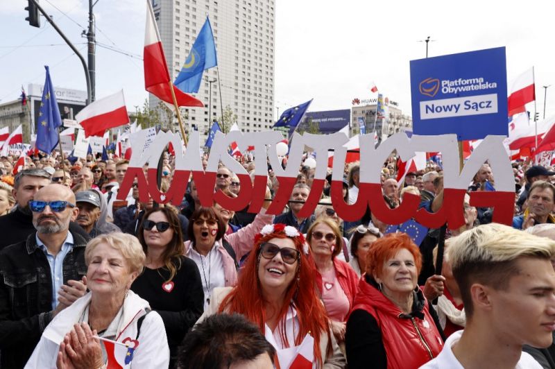 Több mint félmilliós ellenzéki tüntetést tartottak Varsóban