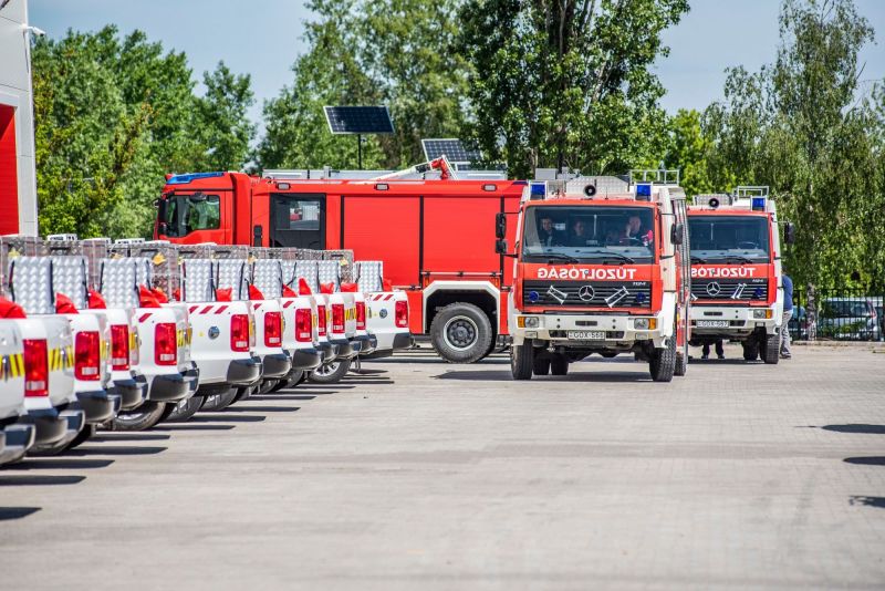 Évente 416 órát ingyen dolgoznak a tűzoltók – Perre megy a szakszervezet