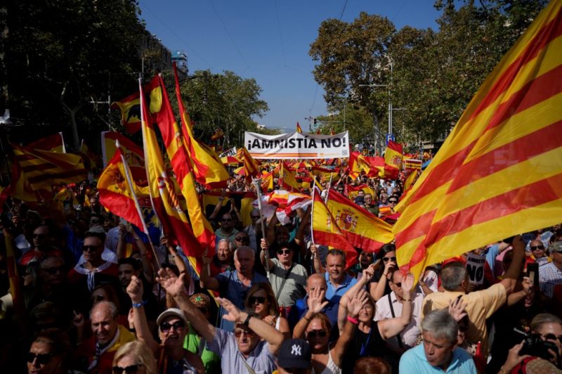 Több tízezren tüntettek Barcelonában a katalán függetlenségi vezetők amnesztiája ellen
