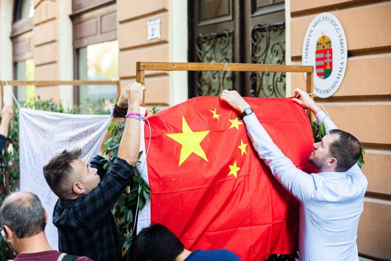 Kínai zászlóval lepték meg Debrecen polgármesterét
