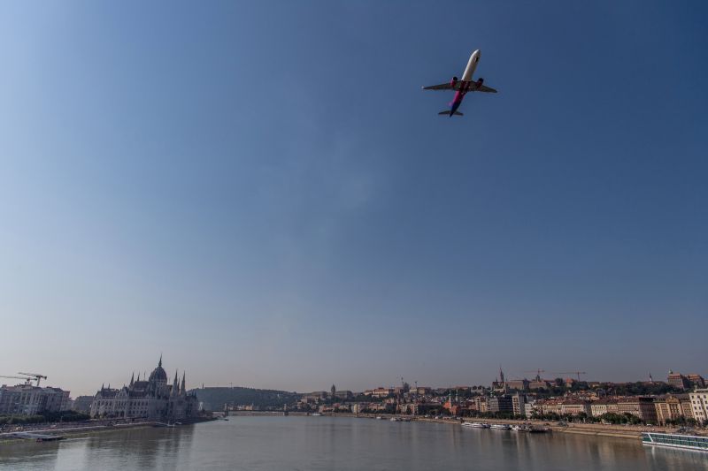Orbánék politikája felülírhatta a repülés vérrel írt szigorú szabályait – Hadházy a légi közlekedés veszélyeztetése miatt tesz feljelentést ha nem enged a Wizzair