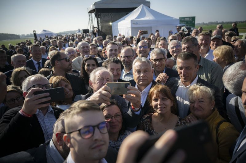 Orbán: „még ilyen időkben is képesek vagyunk arra, hogy évtizedes problémákat oldjunk meg”