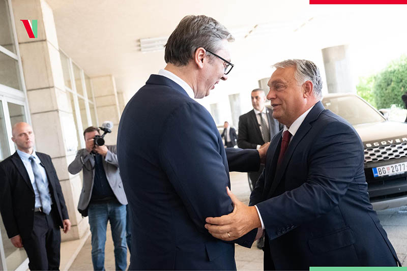 Ahogy Orbán Viktor betette a lábát Szerbiába, lemondott 26 szerb polgármester